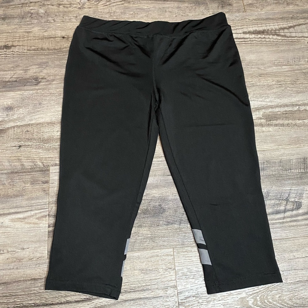 S2 Large Tight Fit Women’s Black/ Gray Stripped Stay Cool Active Capris - EUC